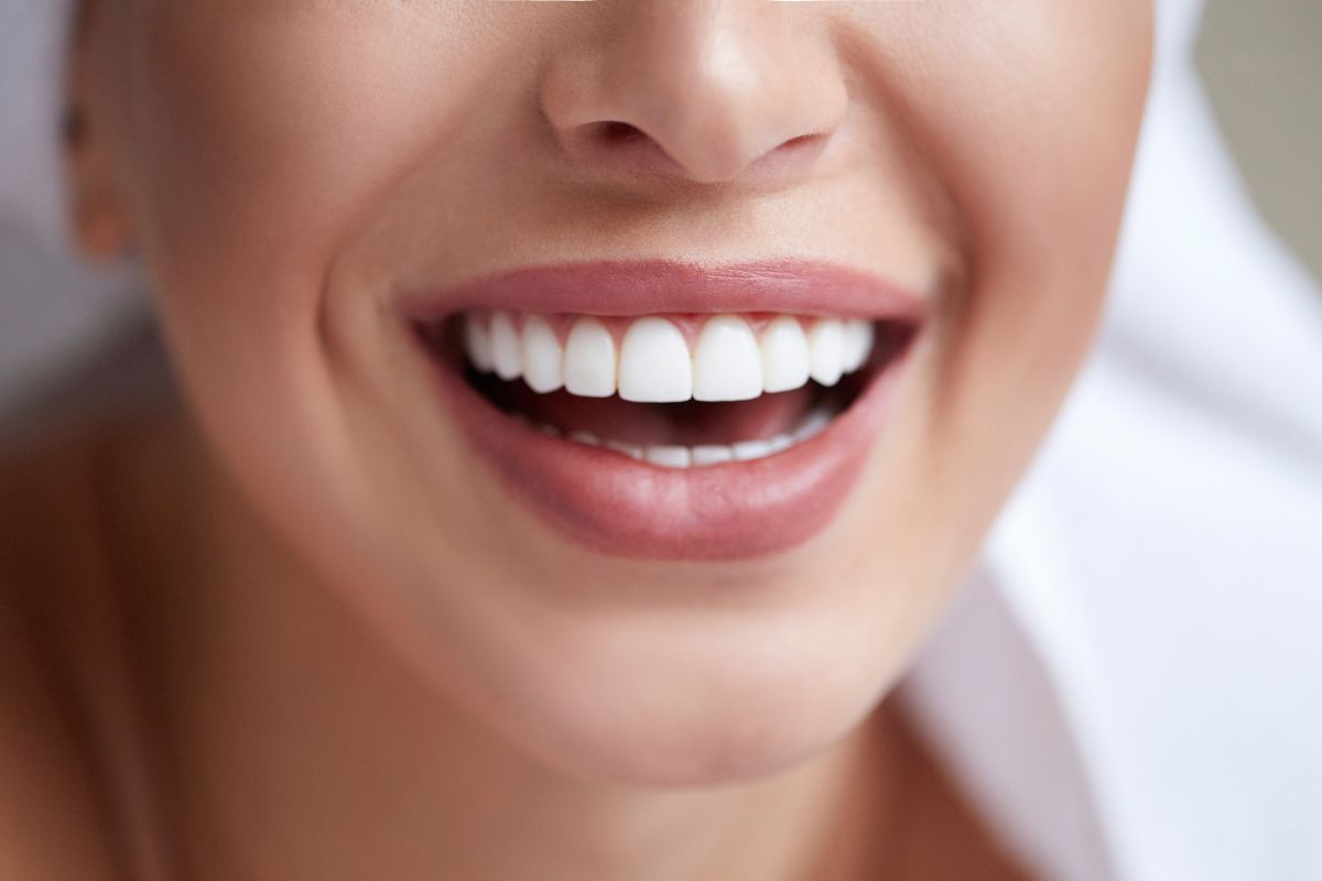 seven ways to naturally whiten teeth at home